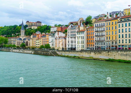 Blick auf die Saône und alte Stadt, mit der Kirche Saint-Georges, in Lyon, Frankreich Stockfoto