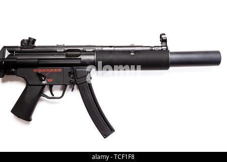 Maschinenpistole MP5 mit Schalldämpfer isoliert Stockfoto