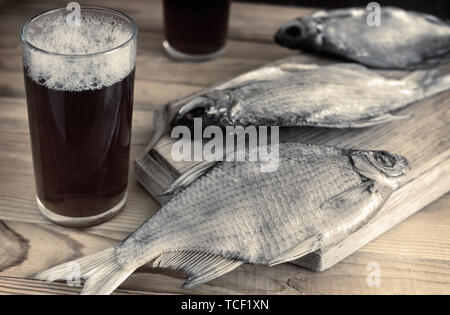 Zwei Gläser Bier und getrockneten Fisch. Stockfoto