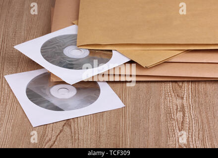 Umschläge mit top secret Stempel mit CD-Laufwerke close-up auf hölzernen Hintergrund Stockfoto