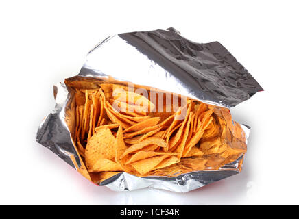 Leckere Chips im Beutel isoliert auf weißem Stockfoto