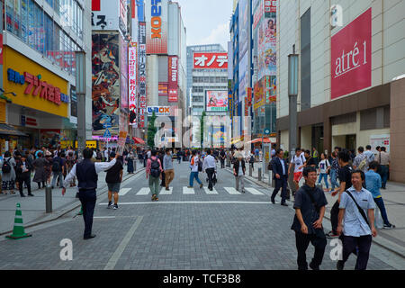 Die Menschen in der Nachbarschaft Akihabara in Tokio, Japan. Die Gegend ist für Anime, Manga, elektronische Waren bekannt. Stockfoto