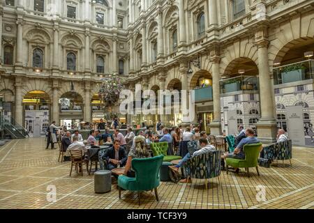 Cafe im Innenhof der Börse, Royal Exchange, London, England, Großbritannien Stockfoto