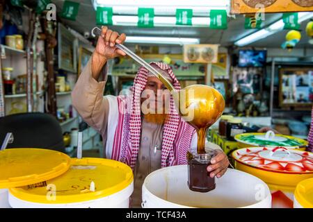 Mann Verkauf von Honig, Souk in Abha, Saudi-Arabien Stockfoto