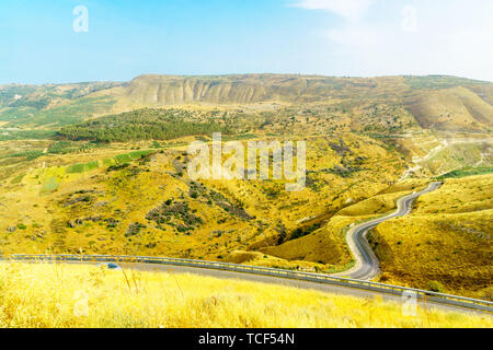 Landschaft der Golanhöhen, kurvenreiche Straße 98 und dem Yarmouk River Valley, in der Nähe der Grenze zwischen Israel und Jordanien Stockfoto