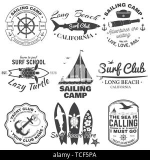 Satz von Segeln, Yacht Club und Surf Club Abzeichen. Vektor. Konzept für T-Shirt, Druck, Stempel oder T-Stück. Vintage Typografie Design mit Surfbrett und Segelboot Silhouette. Extreme Wasser Sport. Stock Vektor