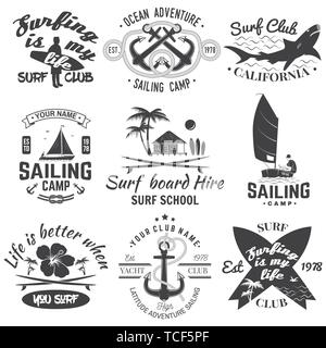 Satz von Segeln, Yacht Club und Surf Club Abzeichen. Vektor. Konzept für T-Shirt, Druck, Stempel oder T-Stück. Vintage Typografie Design mit Surfbrett und Segelboot Silhouette. Extreme Wasser Sport. Stock Vektor