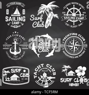 Satz von Segeln, Yacht Club und Surf Club Abzeichen. Vektor an die Tafel. Konzept für T-Shirt, Druck, Stempel oder T-Stück. Vintage Typografie Design mit Surfbrett und Segelboot Silhouette. Stock Vektor