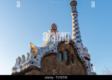 Obere Ansicht der Eintrag Pavillon im Parc Güell in Barcelona bei Sonnenuntergang. Stockfoto