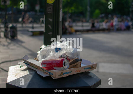 Brüssel, Belgien - 1. Juni 2019: Papierkorb aus Bier, Plastikflaschen und alte pizza box auf Papierkorb. Stockfoto