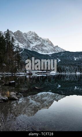 Verschneite Zugspitze Eibsee im Winter wider, Wettersteingebirge, Grainau, Oberbayern, Bayern, Deutschland, Europa Stockfoto