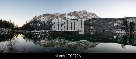 Eibsee im Winter mit Verschneiten Zugspitze, Wasser Reflexion, Wettersteingebirge, Grainau, Oberbayern, Bayern, Deutschland, Europa Stockfoto