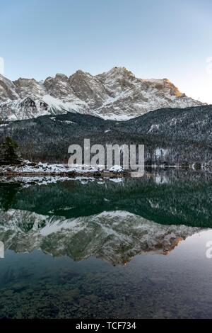 Verschneite Zugspitze Eibsee im Winter wider, Wettersteingebirge, Grainau, Oberbayern, Bayern, Deutschland, Europa Stockfoto