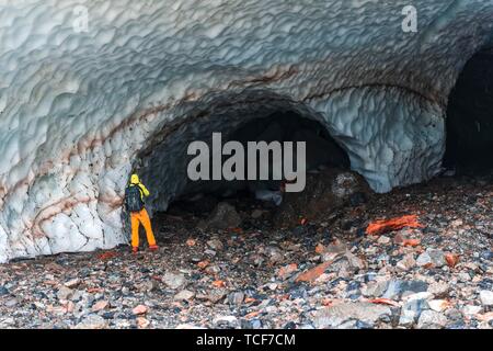 Mann am Eingang einer Höhle Eis eines Gletschers, vier großen Eishöhlen, Okanogan-Wenatchee National Forest, Washington, USA, Nordamerika Stockfoto