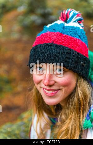 Porträt, frau mit pudel Kappe, Mount Baker-Snoqualmie National Forest, Washington, USA, Nordamerika Stockfoto