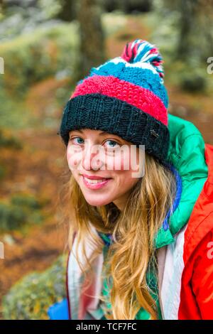 Porträt, frau mit pudel cap Wandern, Berg Baker-Snoqualmie National Forest, Washington, USA, Nordamerika Stockfoto