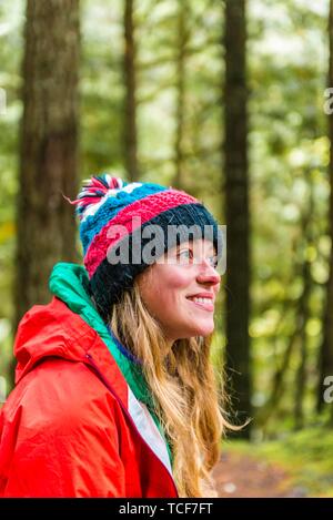 Porträt, frau mit pudel cap Wandern, Berg Baker-Snoqualmie National Forest, Washington, USA, Nordamerika Stockfoto