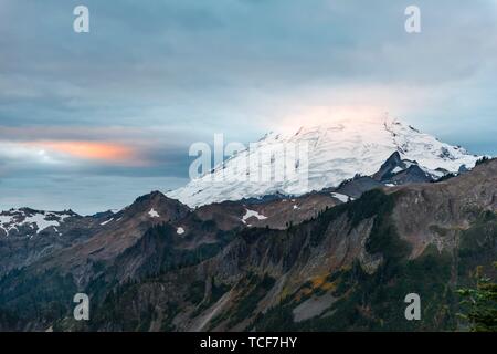 Blick auf den Gipfel von Mt. Bäcker mit Schnee und Gletscher, Abendstimmung, Mt. Baker-Snoqualmie National Forest, Washington, USA, Nordamerika Stockfoto