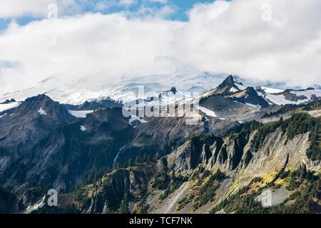 Berglandschaft, Mt. Bäcker mit Gletscher in Wolken, Mount Baker-Snoqualmie National Forest, Washington, USA, Nordamerika Stockfoto