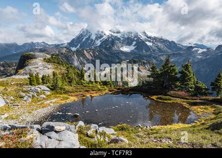 Blick von der Tischplatte Berg auf kleinen Bergsee und Mt. Shuksan, Mount Baker-Snoqualmie National Forest, Washington, USA, Nordamerika Stockfoto