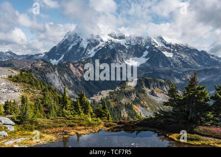 Blick von der Tischplatte Berg auf kleinen Bergsee und Mt. Shuksan, Mount Baker-Snoqualmie National Forest, Washington, USA, Nordamerika Stockfoto