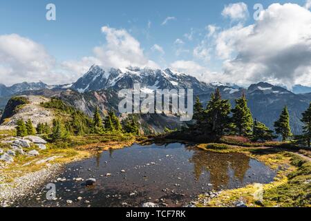 Kleinen Bergsee an der Tischplatte Berg, Blick auf Mt. Mit Schnee und Gletscher, Mt Shuksan. Baker-Snoqualmie National Forest, Washington, USA, North Amer Stockfoto