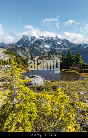 Kleinen Bergsee an der Tischplatte Berg, Blick auf Mt. Mit Schnee und Gletscher, Mt Shuksan. Baker-Snoqualmie National Forest, Washington, USA, North Amer Stockfoto