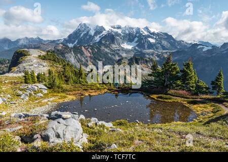 Kleinen Bergsee an der Tischplatte Berg, Blick auf Mt. Mit Schnee und Gletscher, Mt Shuksan. Baker-Snoqualmie National Forest, Washington, USA, North Amer Stockfoto