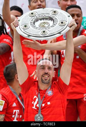 Franck Ribery FC Bayern München, Jubel mit Meisterschale, Trophäe, Meisterfeier 2019, FC Bayern München ist die deutsche Bundesliga Meister zum 29. Mal, Stockfoto