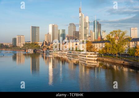 Bügeleisen Fußgängerbrücke über die Wichtigsten, Skyline, Hochhäuser im Bankenviertel im Morgenlicht, Frankfurt am Main, Hessen, Deutschland, Europa Stockfoto