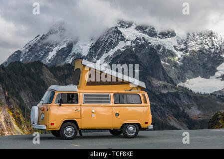 Alten VW Bus T2 mit geöffnetem Dach, Oldtimer, camping Auto vor Berglandschaft, Mt, Shuksan Artist Point, Washington, USA, Nordamerika Stockfoto