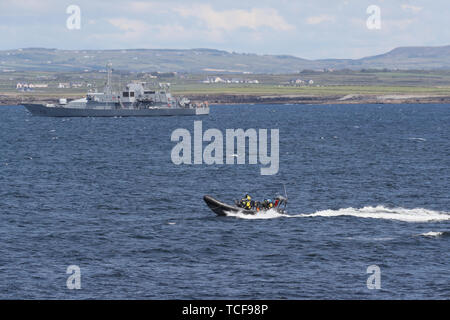 Eine Marine rhib Patrouillen der Gewässer durch Doonbeg Golf Resort in Co Clare, wo US-Präsident Donald Trump hat bei seinem Besuch in der Republik Irland aufhält, die vor seiner Abreise vom Flughafen Shannon später am Freitag. Stockfoto