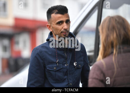 Shakeel Afsar verbindet Demonstranten, als sie ihre erste Demonstration halten, da eine einstweilige Verfügung gewährt wurde außer Aktion unmittelbar außerhalb Anderton Park Primary School, in Moseley, Birmingham, über LGBT-Beziehung Ausbildung Materialien in der Schule verwendet wird. Stockfoto