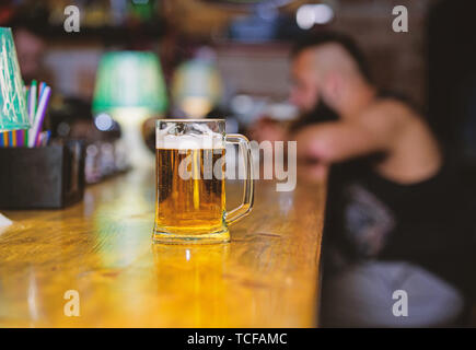 Glas mit frischem Bier Bier mit Schaum. Tasse mit kaltem lecker Bier in der Bar gefüllt. Freitag Freizeitaktivitäten Tradition. Bier Pub Konzept. Wochenende Lebensstil. Bierkrug auf Theke defokussiertem Hintergrund. Stockfoto