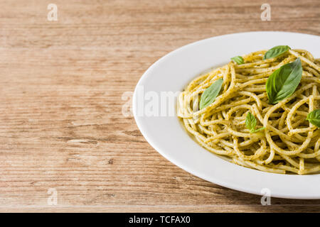 Spaghetti Pasta mit Pesto auf hölzernen Tisch. Copyspace Stockfoto