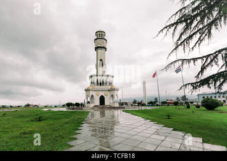 BATUMI, Georgien - 10. September 2018: Chacha Tower in der Tageszeit in Batumi, Georgien. Der Brunnen mit dem chacha Stockfoto