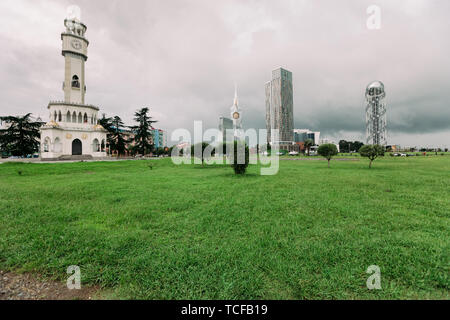 BATUMI, Georgien - 10. September 2018: Chacha Tower in der Tageszeit in Batumi, Georgien. Der Brunnen mit dem chacha Stockfoto