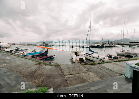 BATUMI, Georgien - 10. September 2018: vertäut im Hafen Sportboote in der Tageszeit in Batumi, Georgien Stockfoto