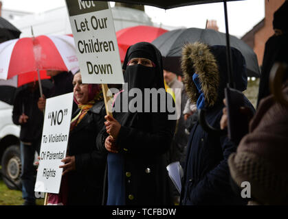 Demonstranten halten ihre erste Demonstration seit eine einstweilige Verfügung gewährt wurde außer Aktion unmittelbar außerhalb Anderton Park Primary School, in Moseley, Birmingham, über LGBT-Beziehung Ausbildung Materialien in der Schule verwendet wird. Stockfoto