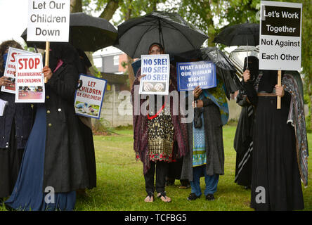 Demonstranten halten ihre erste Demonstration seit eine einstweilige Verfügung gewährt wurde außer Aktion unmittelbar außerhalb Anderton Park Primary School, in Moseley, Birmingham, über LGBT-Beziehung Ausbildung Materialien in der Schule verwendet wird. Stockfoto