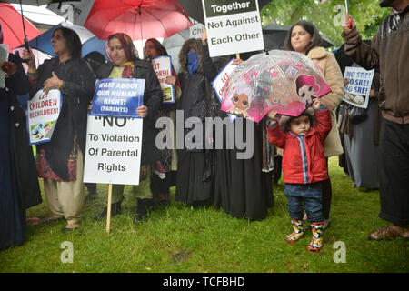 Demonstranten halten ihre erste Demonstration seit eine einstweilige Verfügung gewährt wurde außer Aktion unmittelbar außerhalb Anderton Park Primary School, in Moseley, Birmingham, über LGBT-Beziehung Ausbildung Materialien in der Schule verwendet wird. Stockfoto