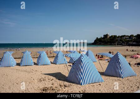 Blau und weiß gestreifte Sonnenschirme am Strand Plage de L'Ecluse, Dinard, Bretagne, Frankreich Stockfoto