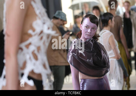 Modelle auf dem Laufsteg während der 2019 Royal College für Kunst Graduate Fashion Show, an der Cork Street Galerien, London statt. Stockfoto