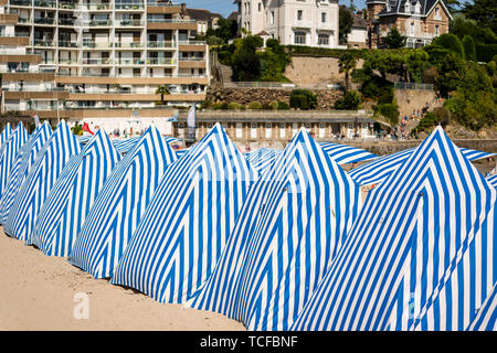 Blau und weiß gestreifte Sonnenschirme am Strand Plage de L'Ecluse, Dinard, Bretagne, Frankreich Stockfoto