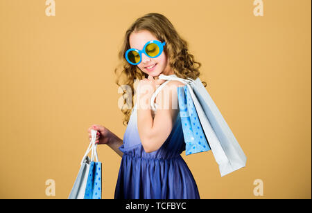 Shopping Tag. Kind Fashion girl Sonnenbrille halten. Favorite Kinder Marke. Mädchen mit Einkaufstasche. Shopping tour im Ausland. Sommer Saison verkaufen. Shopping und Einkauf. Schwarzer Freitag. Verkauf Rabatt. Stockfoto