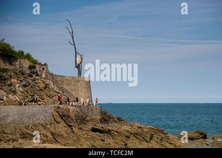 Skulptur von Rock am Baum von küstenweg gesehen thront, Chemin de Ronde, Dinard, Bretagne, Frankreich Stockfoto