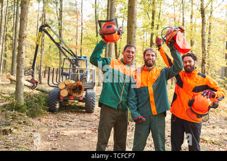 Gruppe von Jubelnden Wald Arbeiter als Holzfäller im Wald an der Holz Ernte Stockfoto