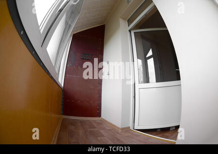 Metall - Kunststoff Türen und Fenster in der Loggia oder Balkon. Ein Blick von Innen Stockfoto