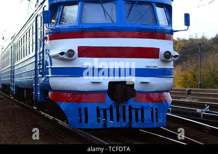 Suburban elektrische Zug. Alte sowjetische elektrische Zug mit veralteten Design bewegen auf der Schiene. Transport Konzept Stockfoto