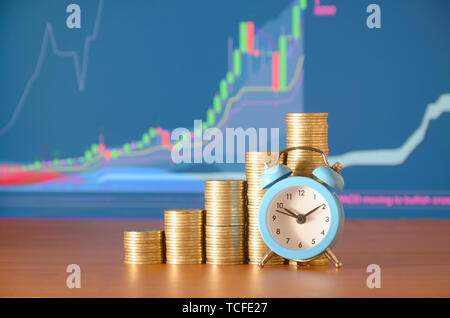 Zeit für Einsparungen geld Konzept, Banking und Business Idee. Wecker und Geld Münze Stacks in Graph wachsen. Finanzierung der nachhaltigen Entwicklung und der Econom Stockfoto